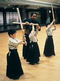 2025 赛季：勇士队阿库尼亚在伤愈复出后的首个赛季击出 35 轰并贡献 40 盗